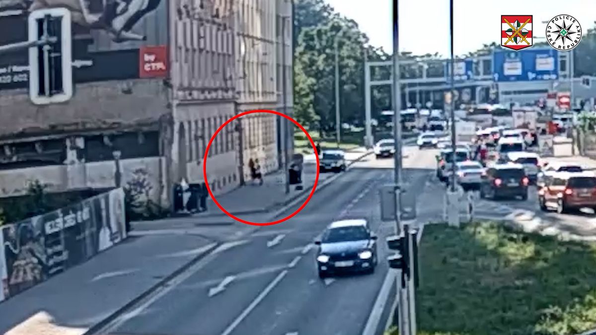 Pozorní muži zachránili ženu v Brně před znásilněním. Zákrok zachytila kamera